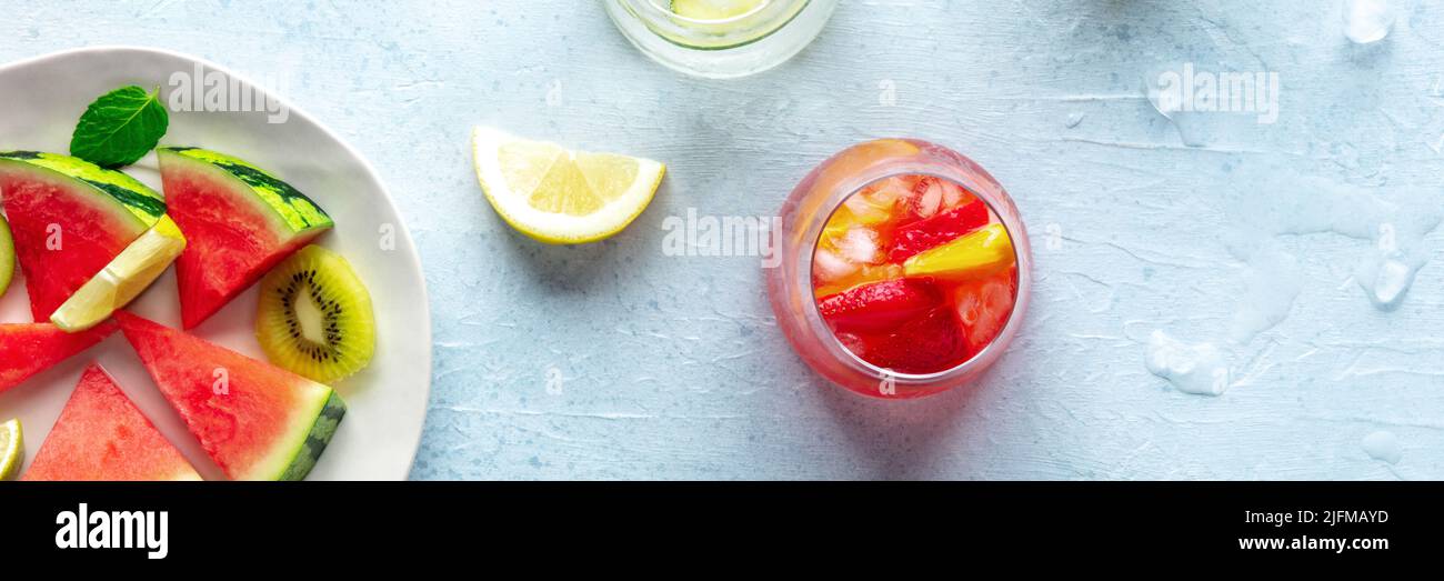 Cócteles de verano panorama. Bebidas frías con fruta fresca. Sin alcohol saludable, disparo desde arriba Foto de stock