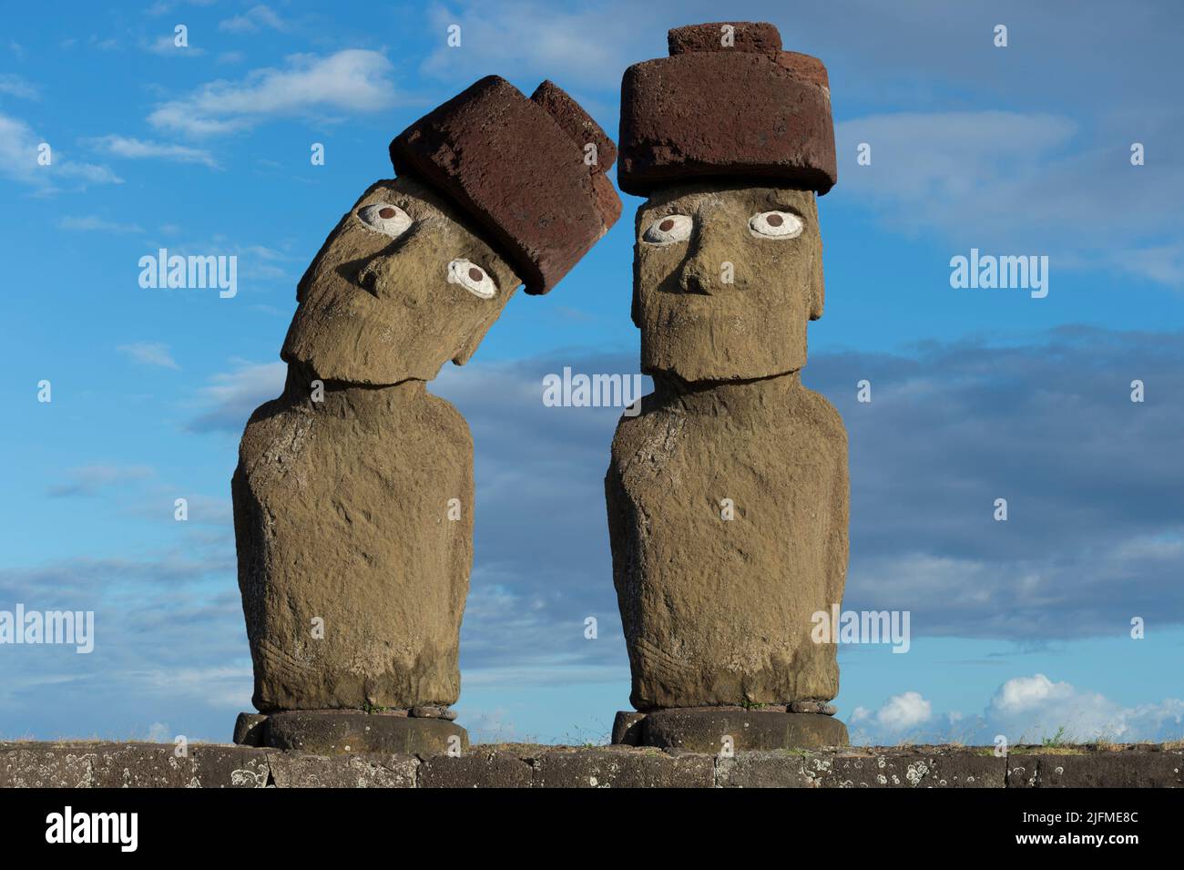 Fotografía de fantasía, Moai doblando la cabeza hacia otra Foto de stock