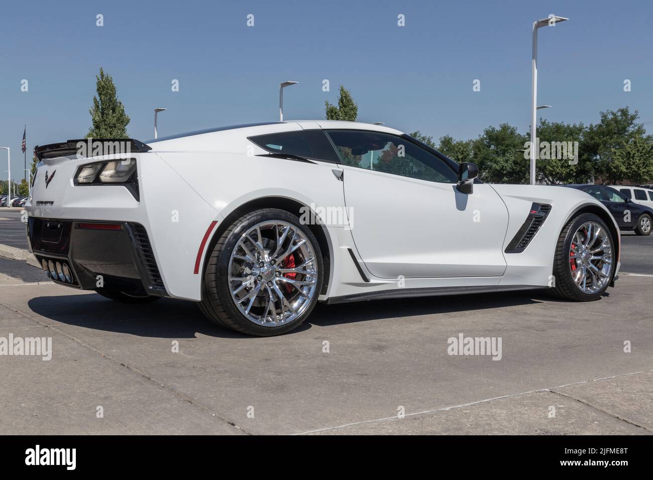 Avon - Circa Julio de Chevrolet Corvette C7 usado en exhibición. Con problemas de oferta, Chevy está comprando y vendiendo automóviles segunda mano para satisfacer la demanda Fotografía de