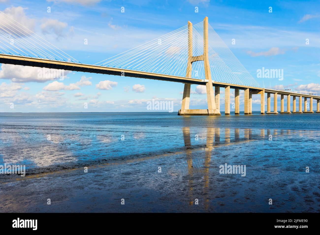 Puente Vasco de Gama reflejando en el río Tajo, Lisboa, Portugal Foto de stock