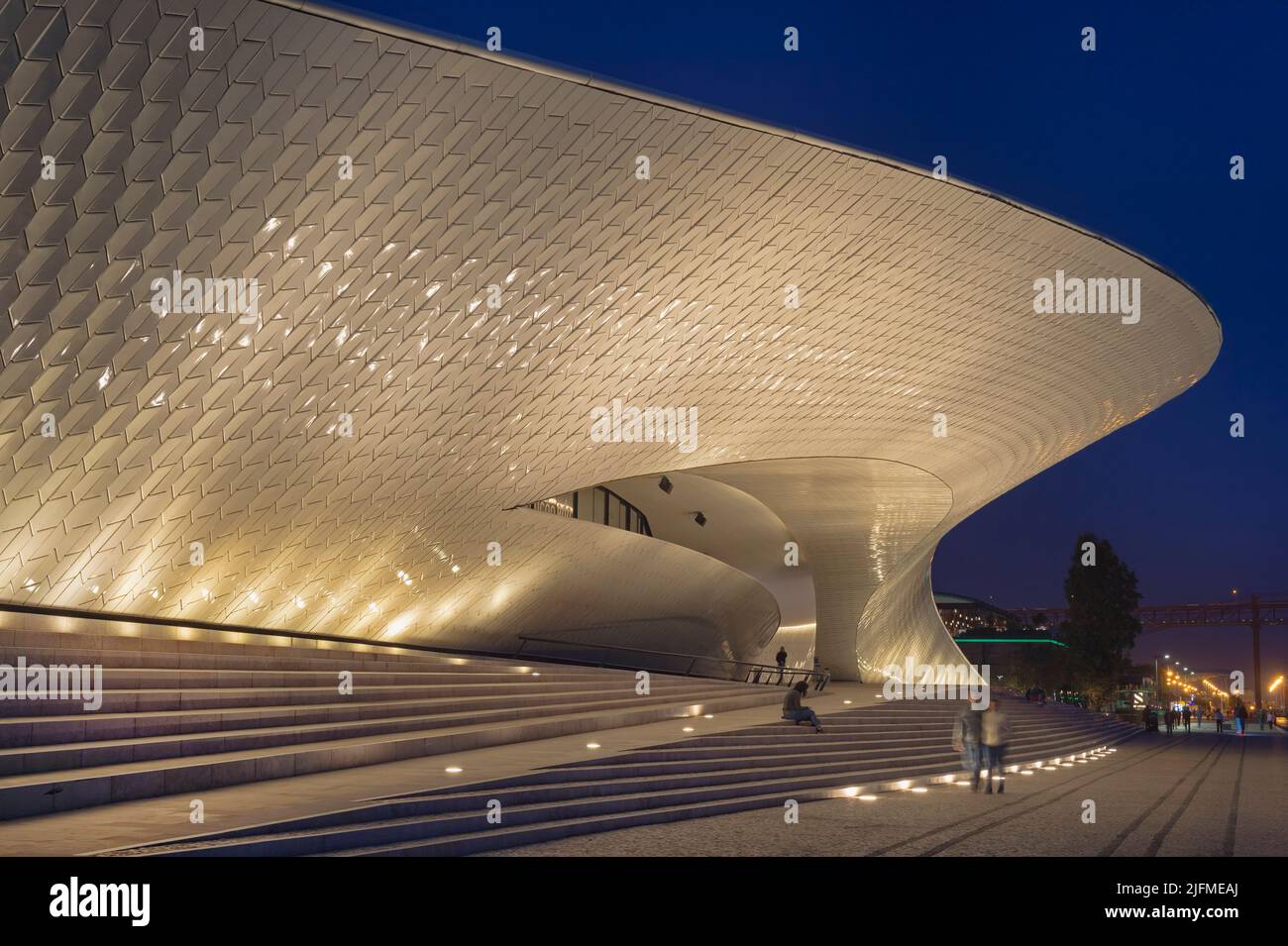 MAAT, Museo de Arte, Arquitectura y tecnología en la noche, el barrio de Belem, Lisboa, Portugal Foto de stock