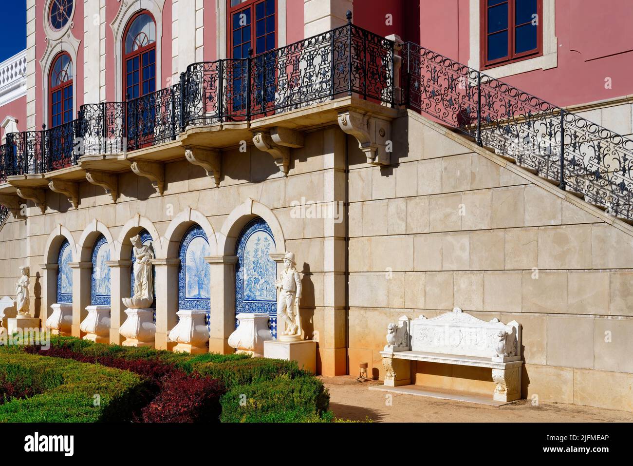 Azulejos en la fachada del palacio de Estoi, Estoi, Loule, distrito de Faro, Algarve, Portugal Foto de stock