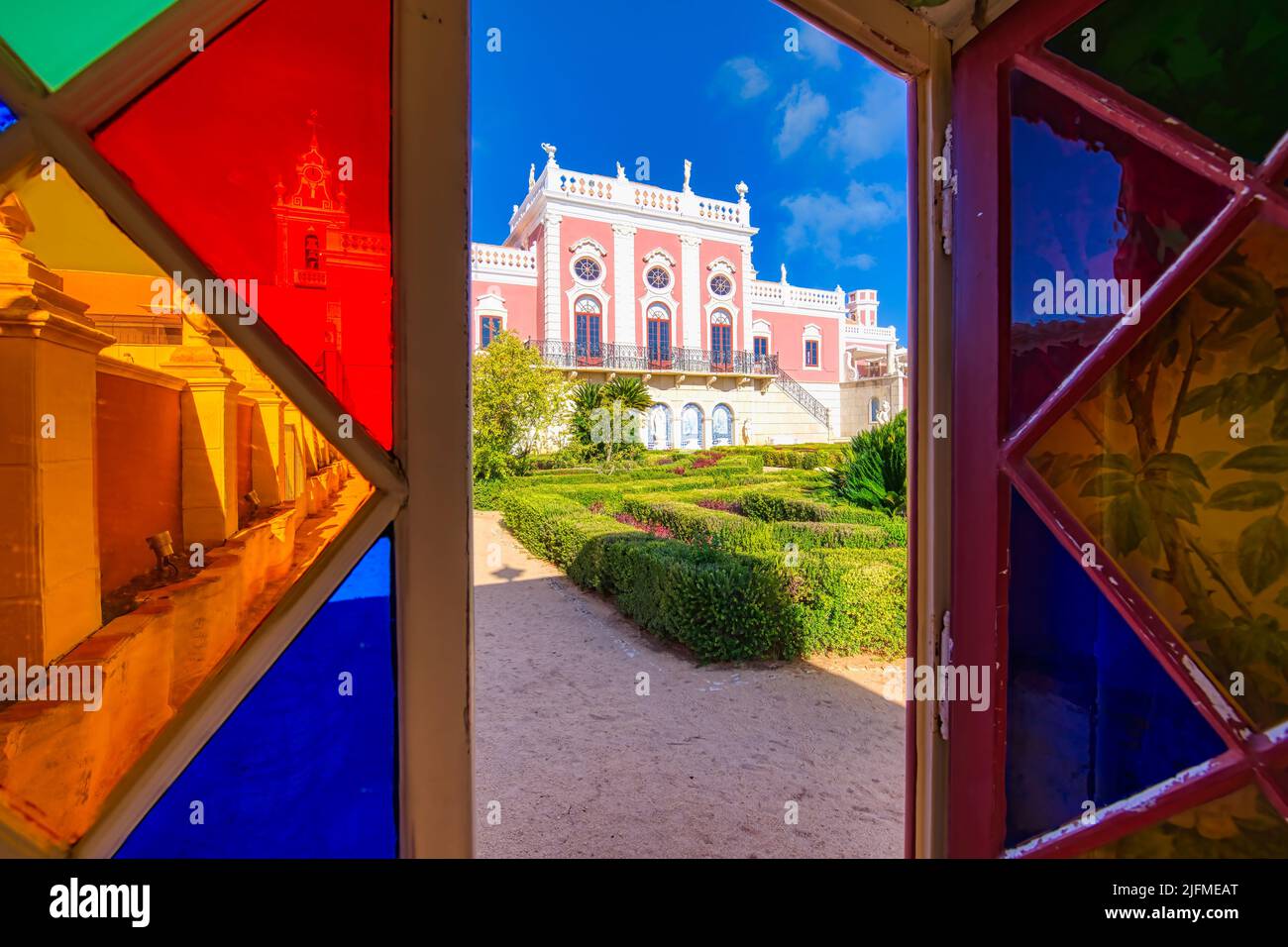 Palacio de Estoi visto a través de la vidriera, Estoi, Loule, el barrio de Faro, Algarve, Portugal Foto de stock