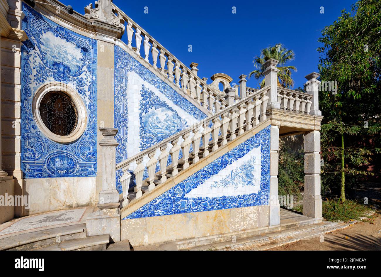 Escalera y azulejos, jardín del palacio de Estoi, Estoi, Loule, distrito de Faro, Algarve, Portugal Foto de stock