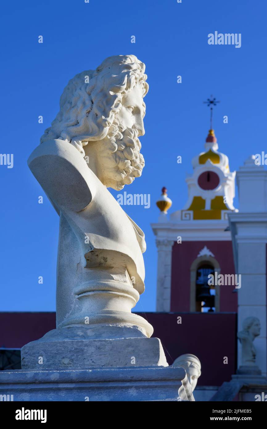 Pecho sobre una columna, jardín del palacio de Estoi, Estoi, Loule, distrito de Faro, Algarve, Portugal Foto de stock