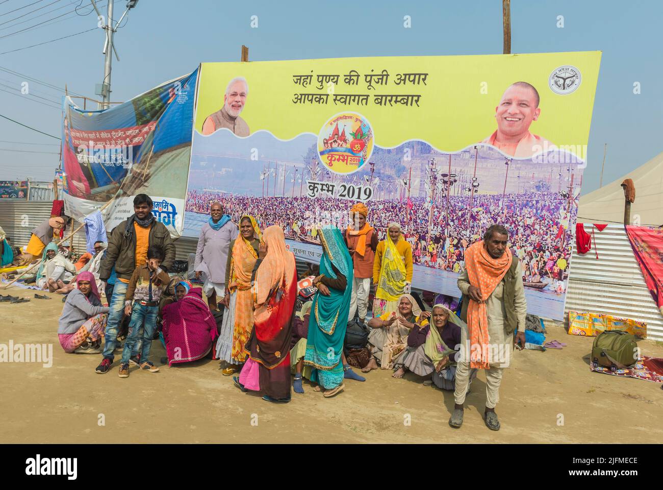 Peregrinos en carteles gigantes, Allahabad Kumbh Mela, la reunión religiosa más grande del mundo, Uttar Pradesh, India Foto de stock