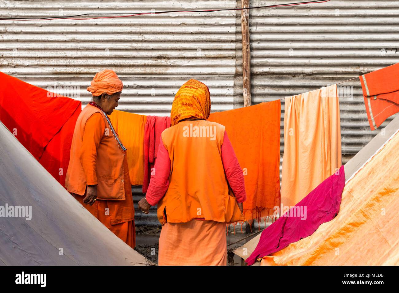 En Sadhvi saree rojo naranja en Allahabad Kumbh Mela, la reunión religiosa más grande del mundo, Uttar Pradesh, India Foto de stock