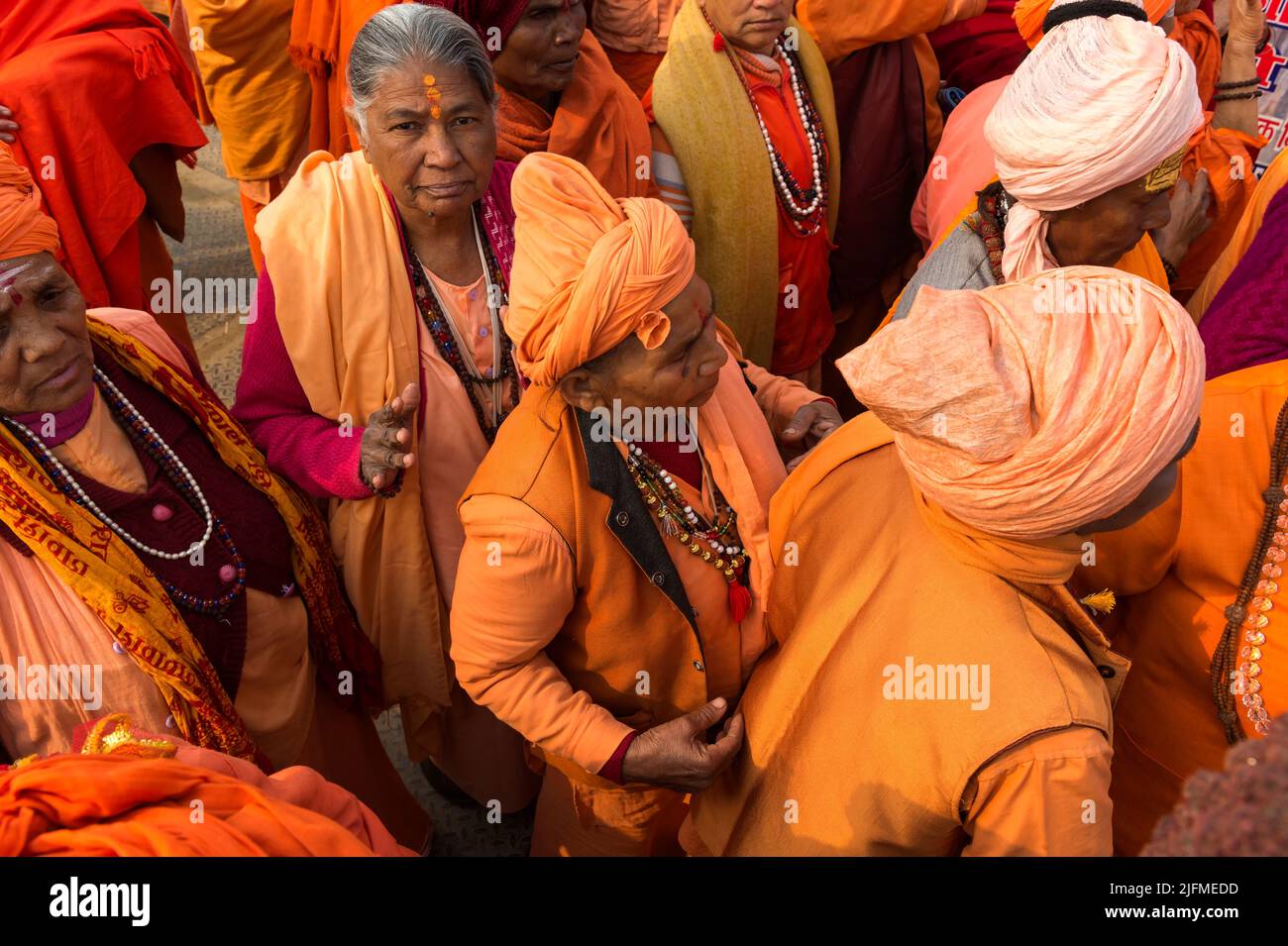 En Sadhvi saree rojo naranja en Allahabad Kumbh Mela, la reunión religiosa más grande del mundo, Uttar Pradesh, India Foto de stock