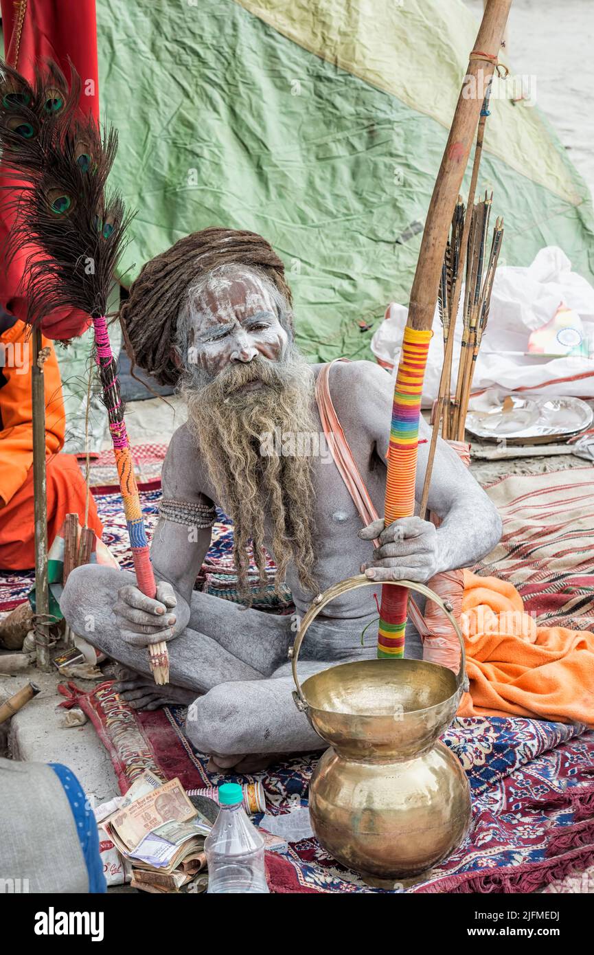 Cenizas blancas cubiertas con dreadlocks Sadhu gira alrededor de su cabeza, sólo para uso editorial, Allahabad Kumbh Mela, la reunión religiosa más grande del mundo, U Foto de stock