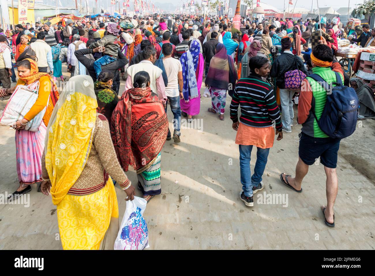 Peregrinos en Allahabad Kumbh Mela, la reunión religiosa más grande del mundo, Uttar Pradesh, India Foto de stock