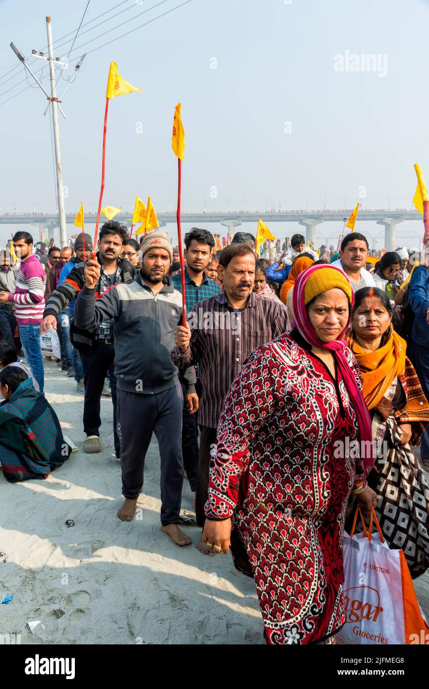 Peregrinos en Allahabad Kumbh Mela, la reunión religiosa más grande del mundo, Uttar Pradesh, India Foto de stock