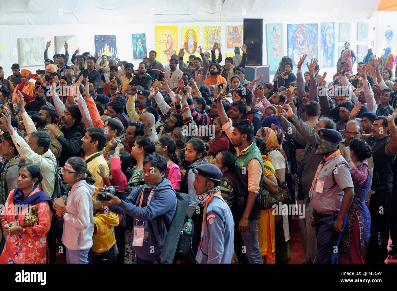 Aclamaciones de la multitud. Templo del grupo comunitario Hijra, Allahabad Kumbh Mela, la reunión religiosa más grande del mundo, Uttar Pradesh, India Foto de stock