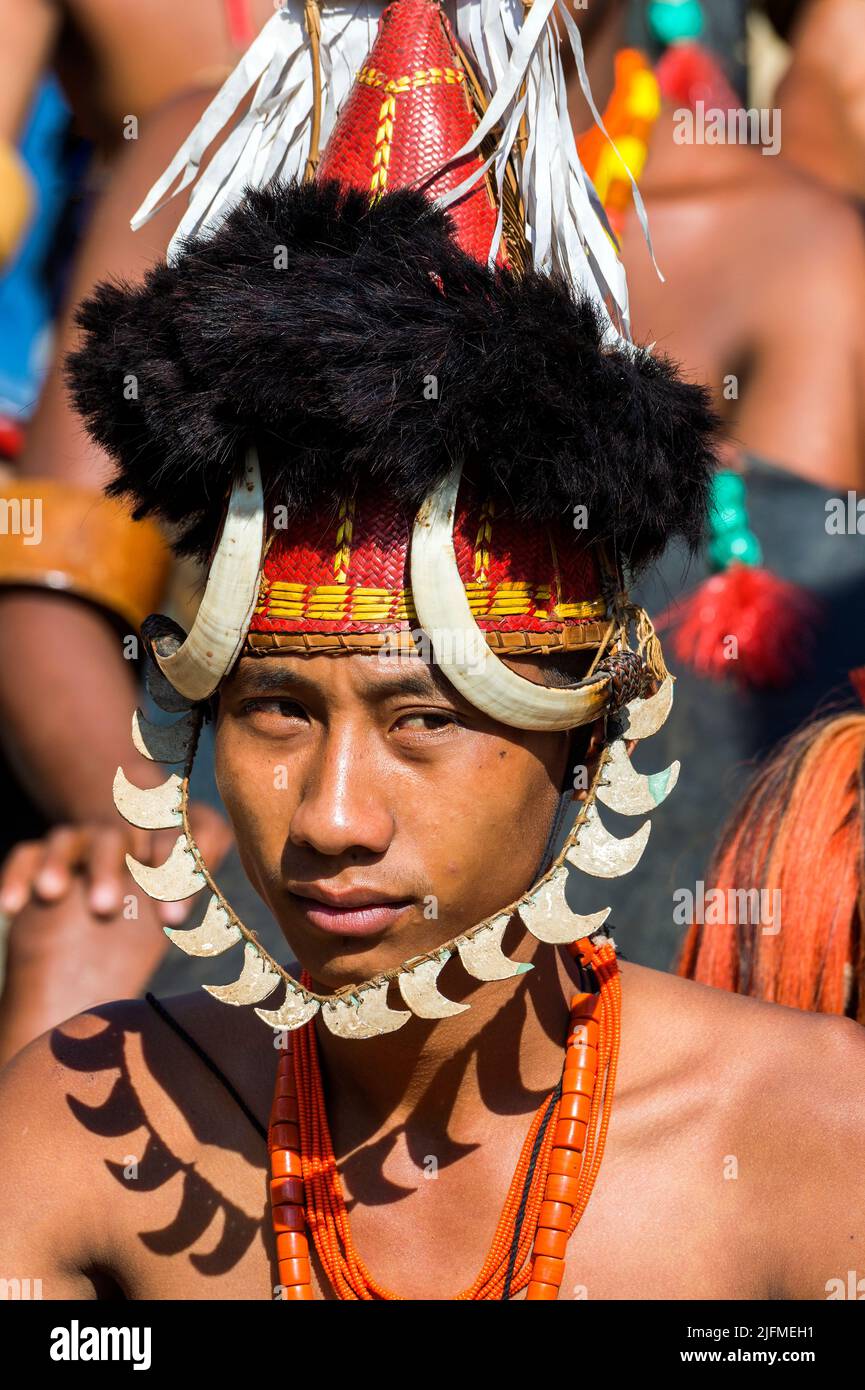 Las tribus al hombre en el Festival de Bucero, Kohima, Nagaland, India Foto de stock