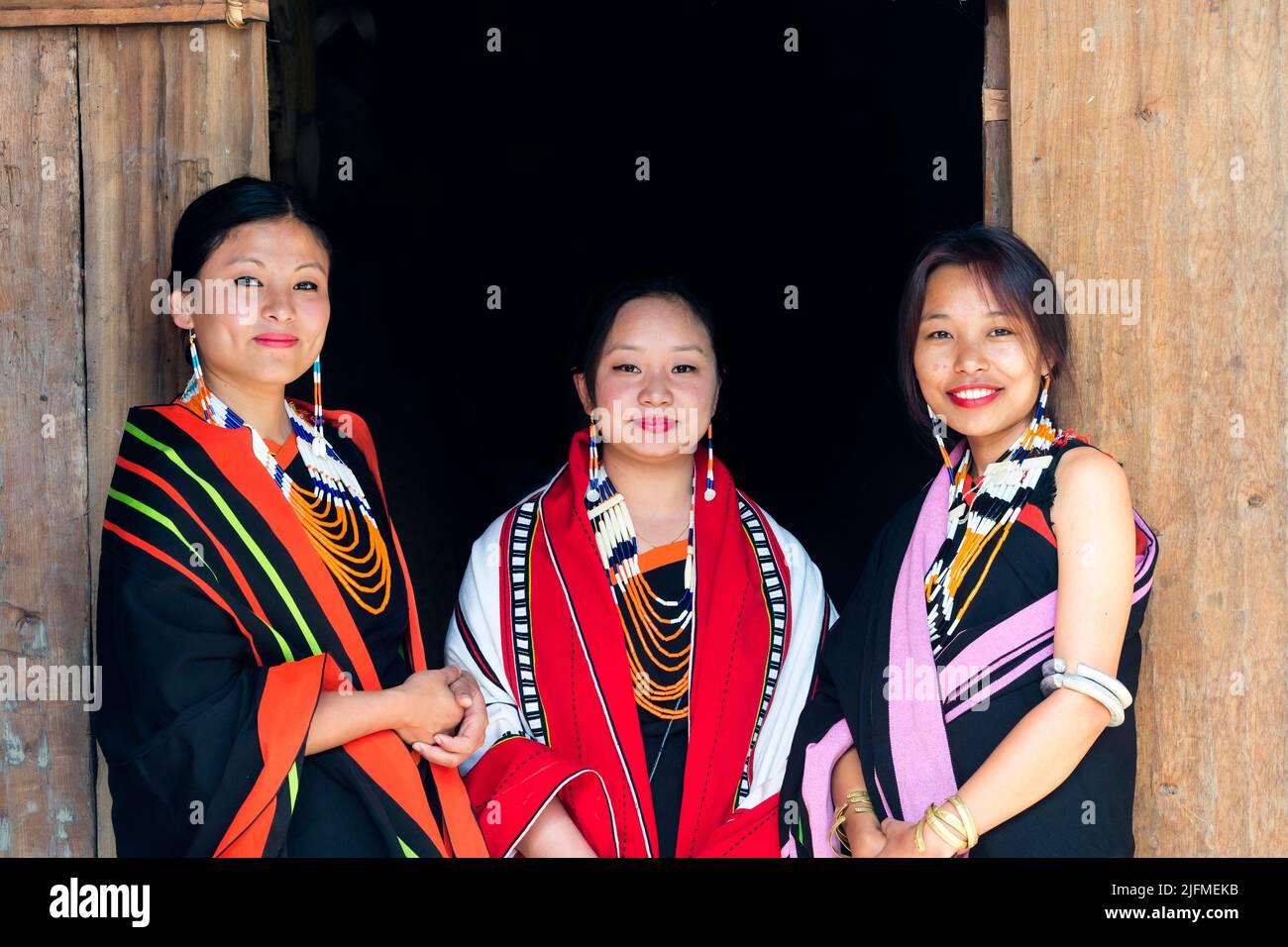 Mujeres tribales naga con ropa tradicional, festival Kisima Nagaland Hornbill, Kohima, Nagaland, India Foto de stock