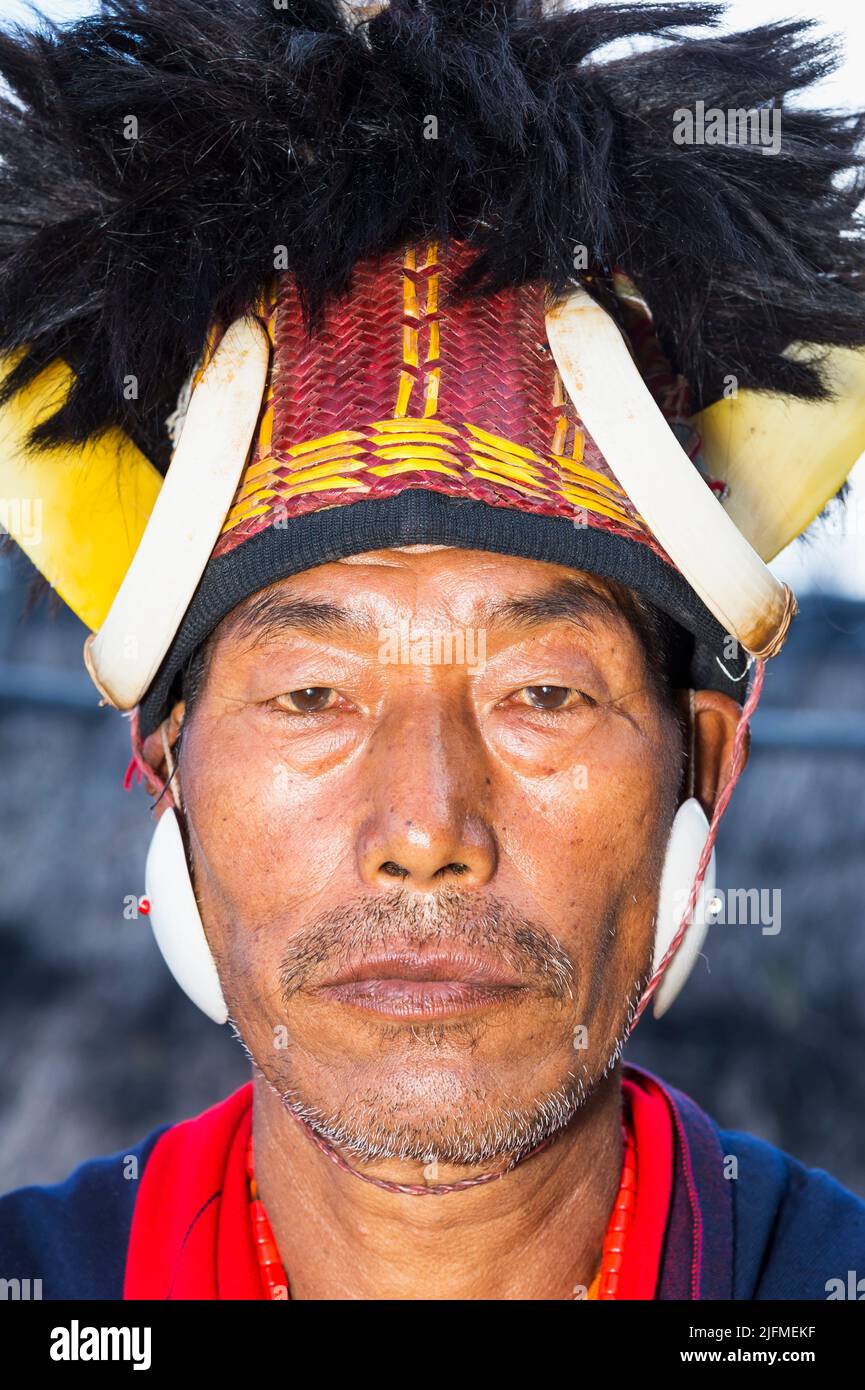 Naga hombre tribal en traje tradicional, Kisima Nagaland festival de Bucero, Kohima, Nagaland, India Foto de stock