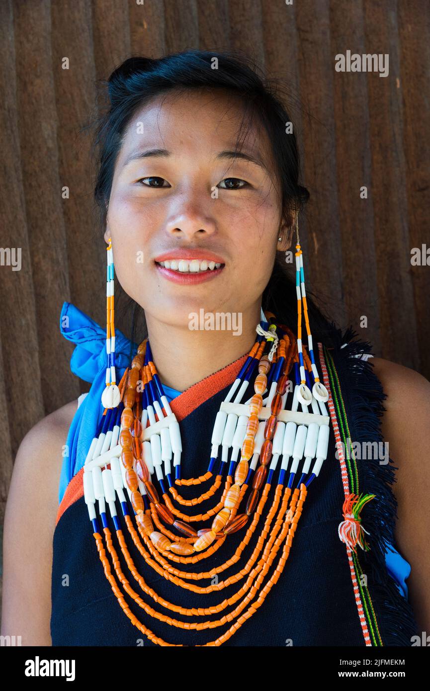 Naga mujer tribal en vestimentas tradicionales, Kisima Nagaland festival de Bucero, Kohima, Nagaland, India Foto de stock