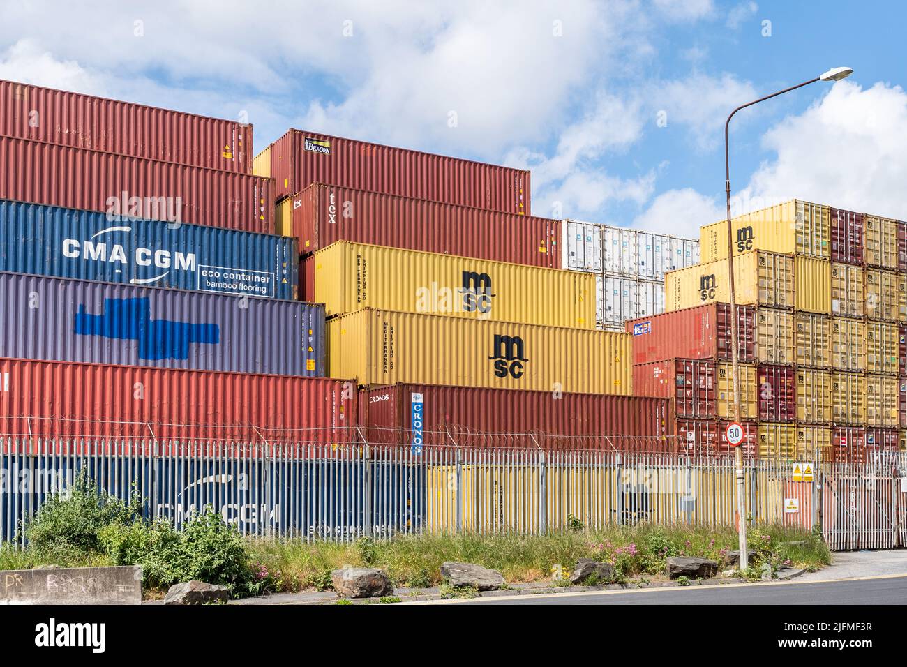 Contenedores de transporte apilados en el puerto de Dublín, Dublín, Irlanda. Foto de stock