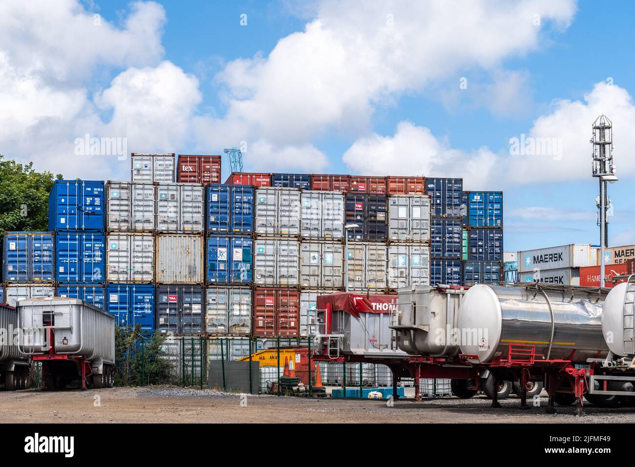 Contenedores de transporte apilados en el puerto de Dublín, Dublín, Irlanda. Foto de stock