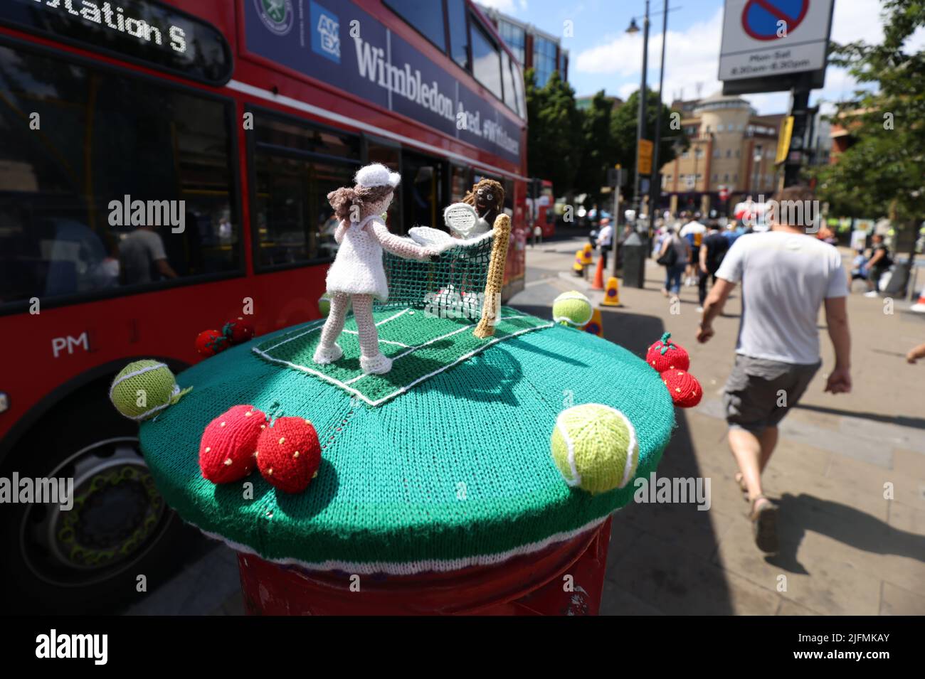 Un topper con temática de Wimbledon en una caja de poste en Wimbledon