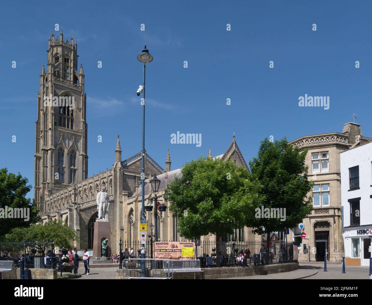 St Botolph's Church Street Boston Lincolnshire, Inglaterra, Reino Unido, con su impresionante torre también conocida como Boston Stump Foto de stock