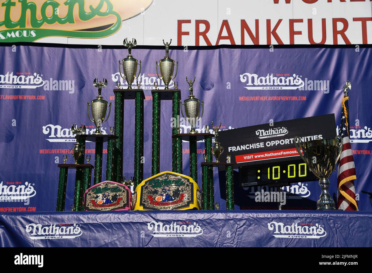 Nueva York, EE.UU. 04th de julio de 2022. Vista de los trofeos y cinturones del campeonato en exhibición en el famoso concurso anual Nathan's International Hot Dog Eating Contest en Coney Island, en el distrito de Brooklyn de la ciudad de Nueva York, el 4 de julio de 2022. (Foto de Anthony Behar/Sipa USA) Crédito: SIPA USA/Alamy Live News Foto de stock