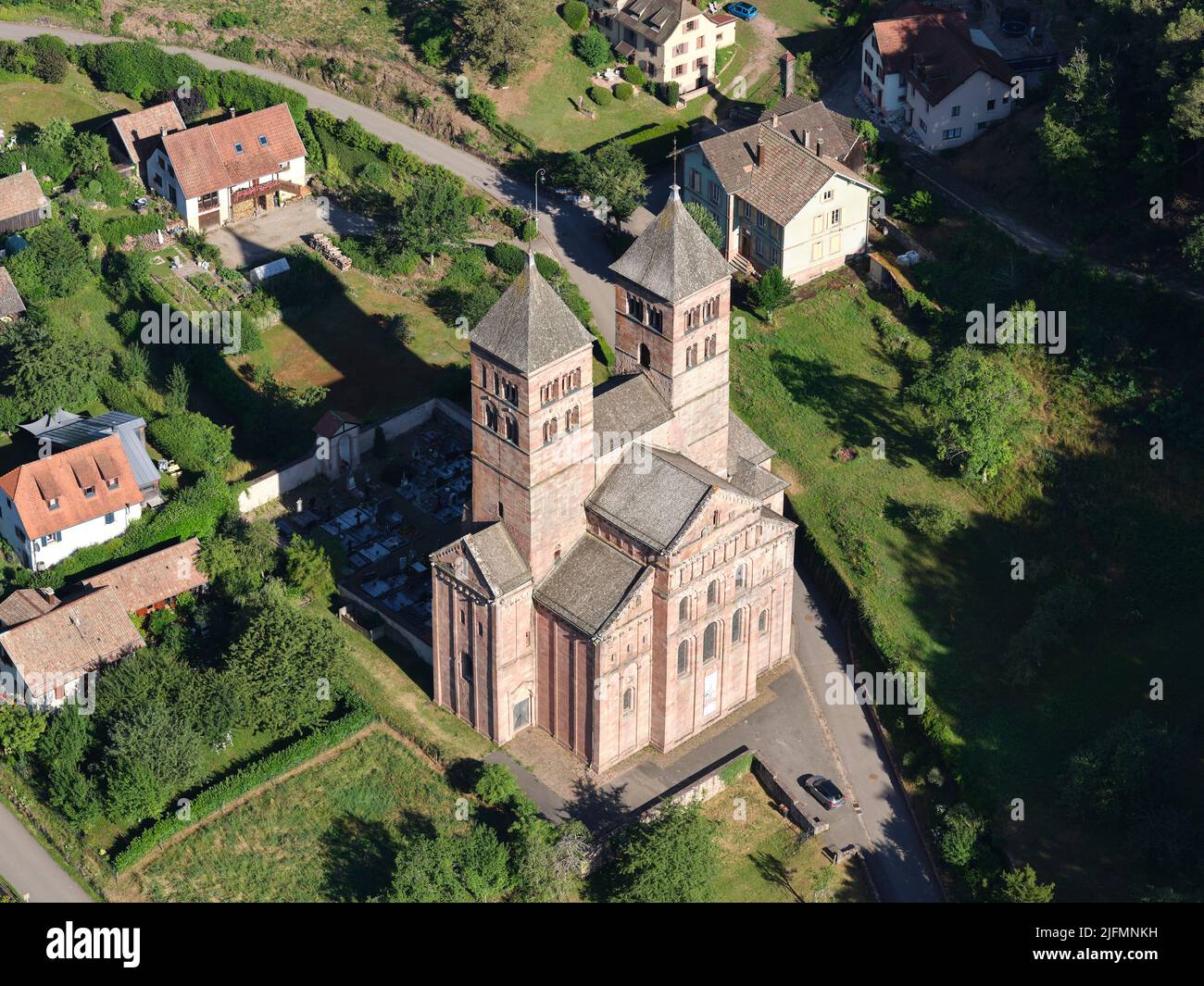 Vista AÉREA. Remota abadía medieval en la cordillera de los Vosgos del Este. Murbach Abbey, Haut-Rhin, Alsacia, Grand Est, Francia. Foto de stock