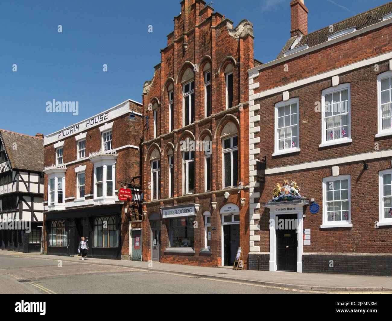 Vista a lo largo de los edificios históricos conservados de South Street Boston Lincolnshire, Inglaterra, Reino Unido, que data de 14thc Foto de stock