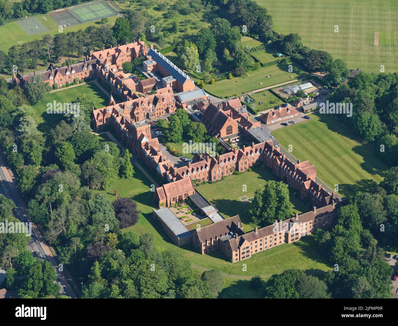 VISTA AÉREA. Girton College, Universidad de Cambridge, Cambridgeshire, Inglaterra, Reino Unido. Foto de stock