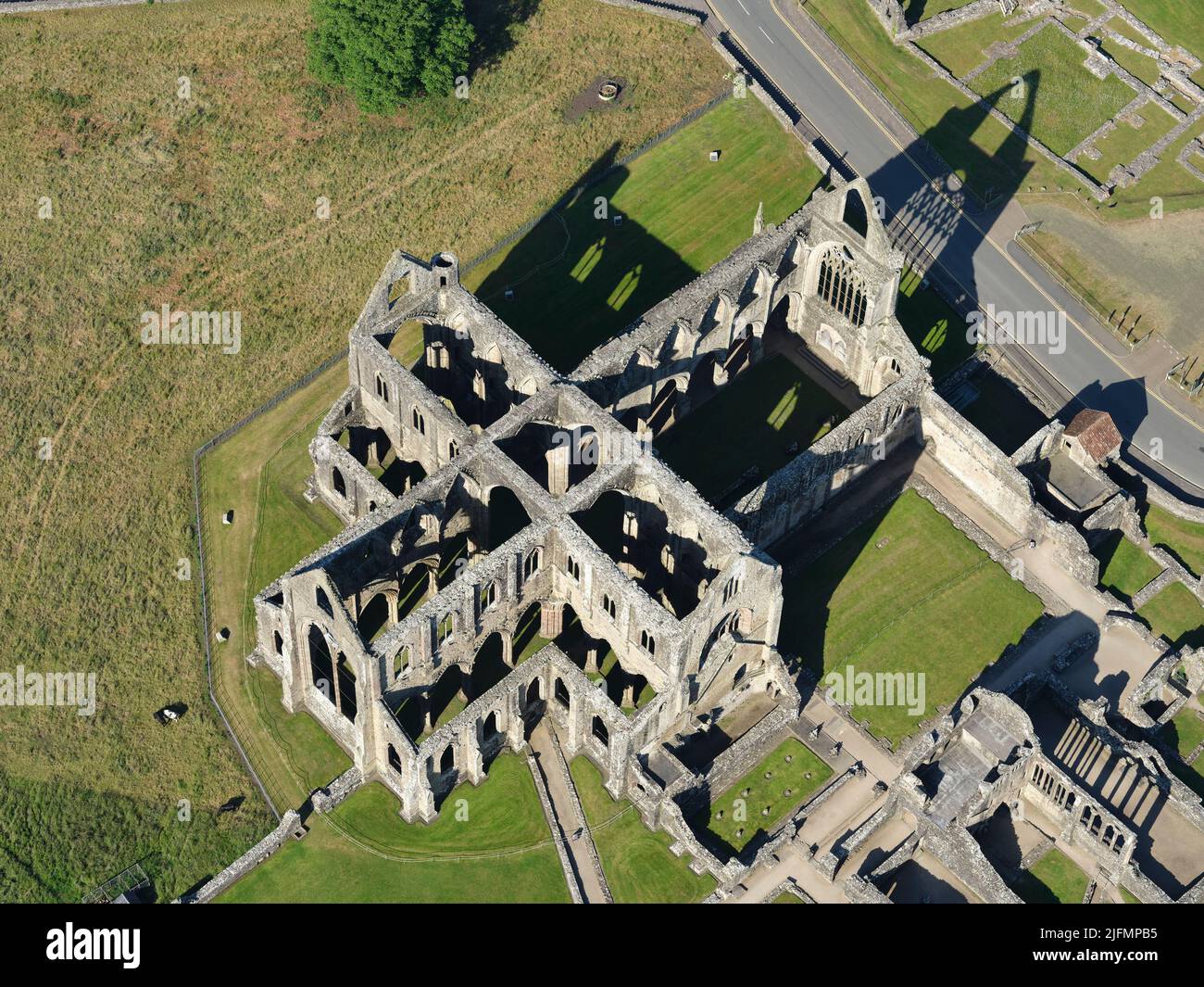VISTA AÉREA. Ruinas de la abadía de Tintern. Monmouthshire, Gales, Reino Unido. Foto de stock