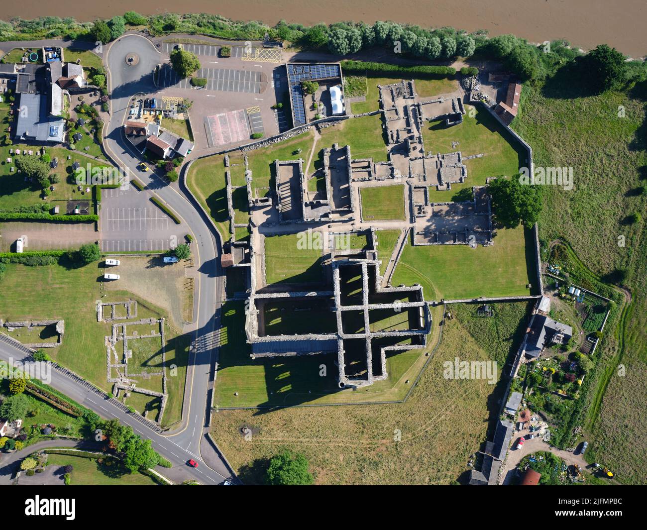 VISTA AÉREA VERTICAL. Ruinas de la abadía de Tintern. Monmouthshire, Gales, Reino Unido. Foto de stock