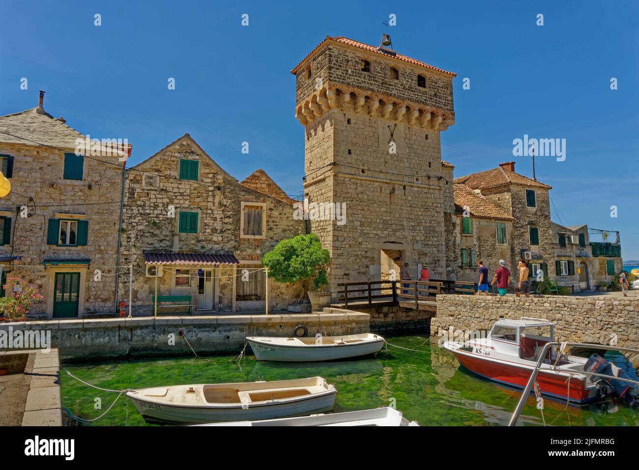 Castillo de Gomilica en Kastela entre Split y Trogir en la región central de Dalmacia de Croacia. Apareció como Braavos en la serie 'Juego de Tronos' Foto de stock