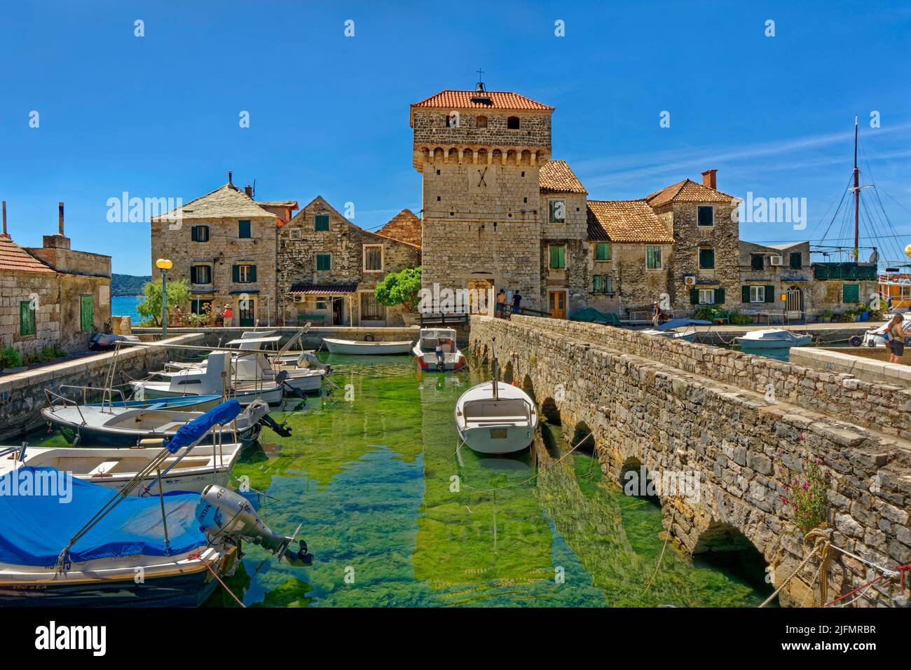 Castillo de Gomilica en Kastela entre Split y Trogir en la región central de Dalmacia de Croacia. Apareció como Braavos en la serie 'Juego de Tronos' Foto de stock
