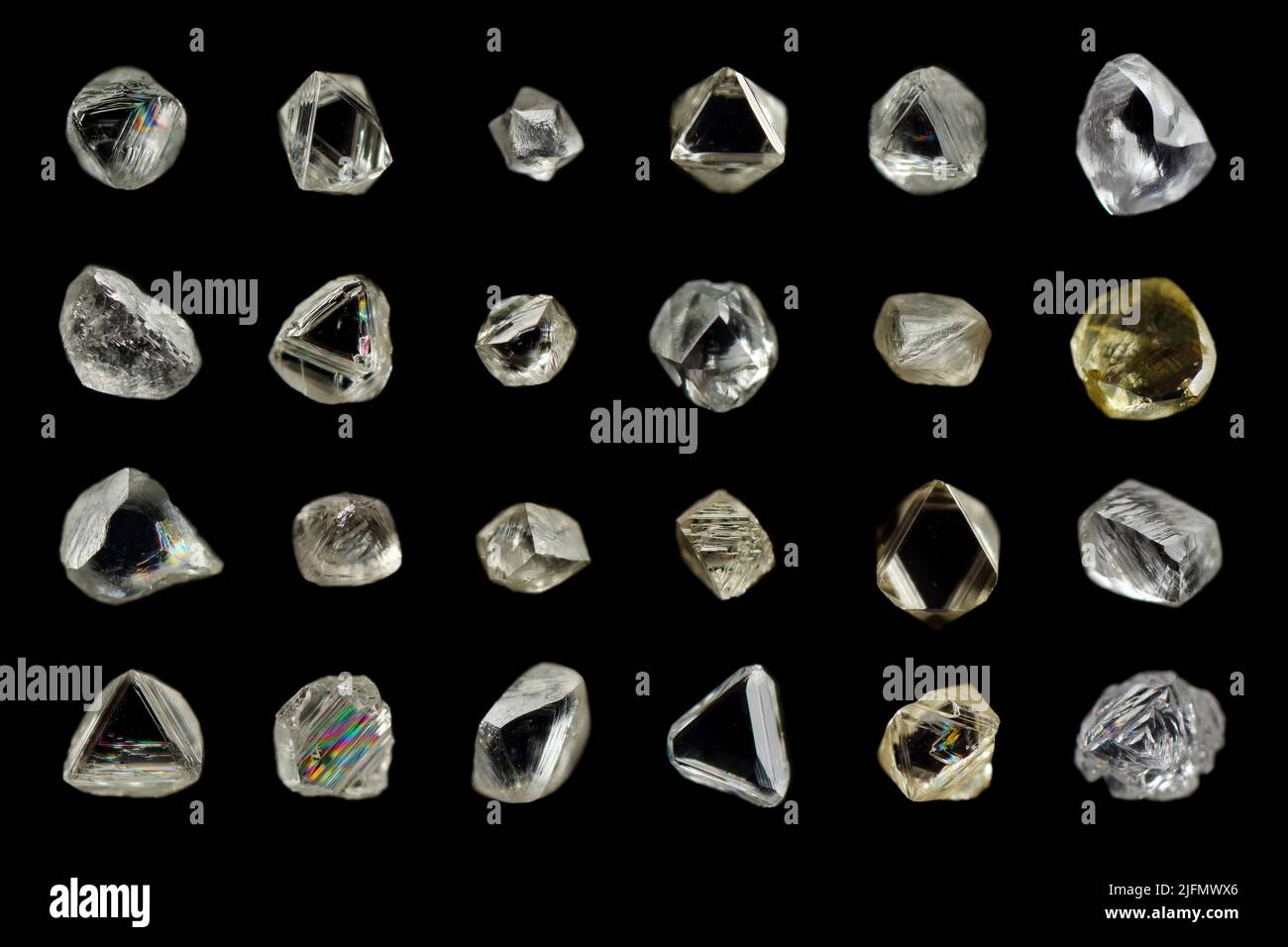 Muestra de cristal de diamante en bruto encontrado en formas de cristal naturales Foto de stock