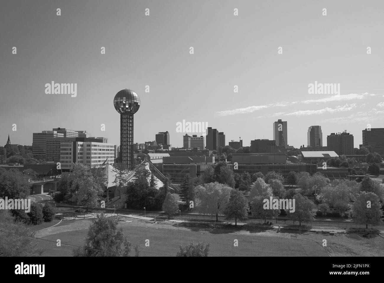 Knoxville Tennessee Downtown Skyline con Worlds Fair Park en Blanco y Negro Foto de stock