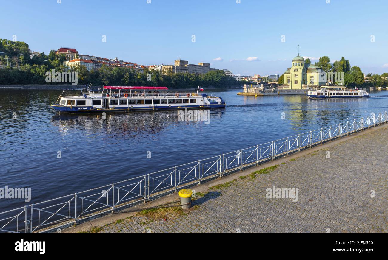 Crucero por el río Vltava en Praga Foto de stock