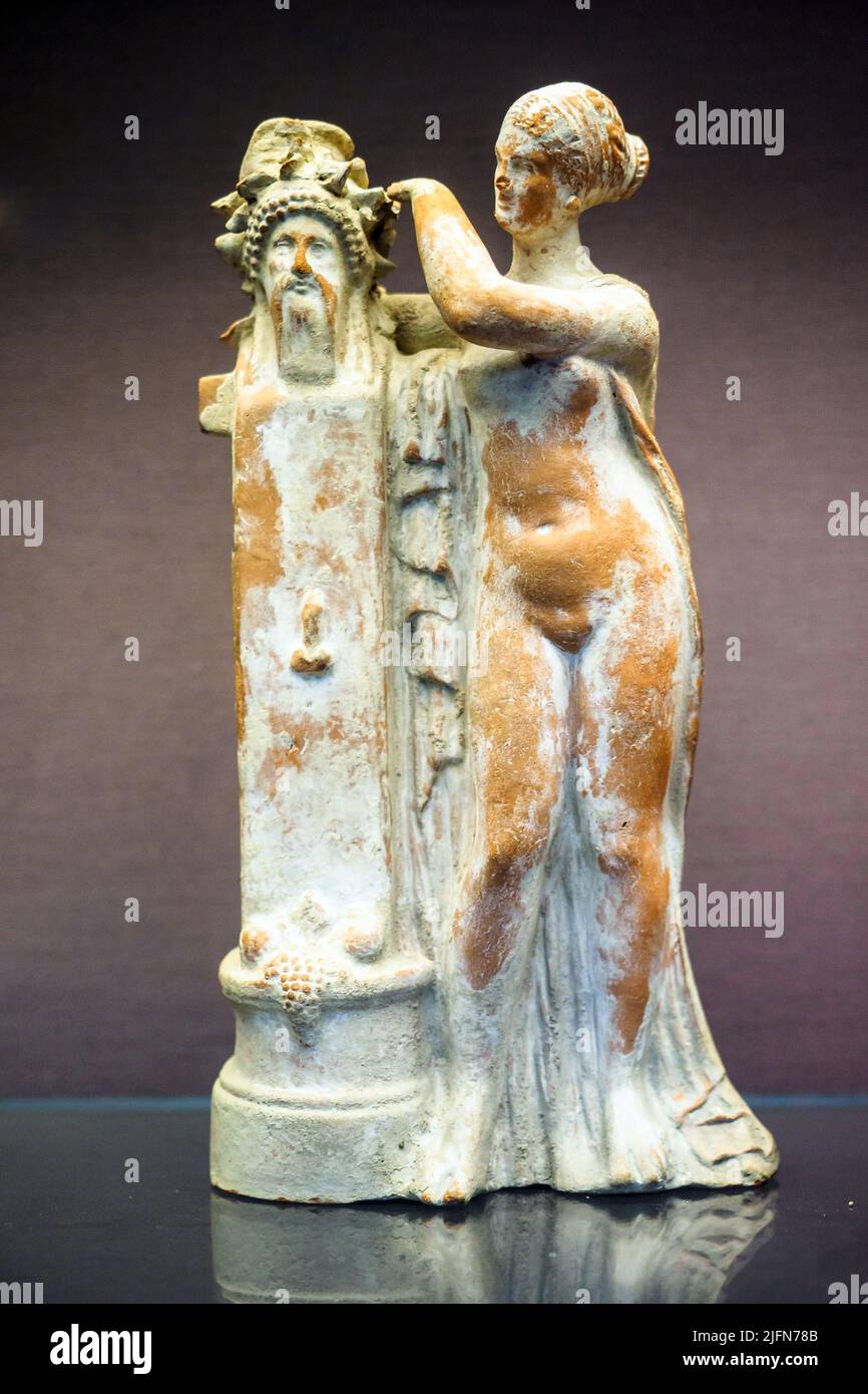 Figura de terracota de Afrodita cortando una herma de Dionisos hecha en Myrina, al noroeste de Asia Menor, alrededor del año 150-100 aC Foto de stock