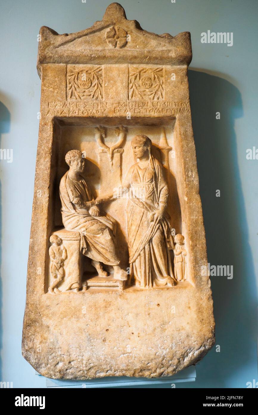 Estela de mármol de Exaketestes, hijo de Androboulos, y su esposa Metreis 150-100 AC Probablemente de Esmirna en Asia Menor Los difuntos se muestran en A. Foto de stock