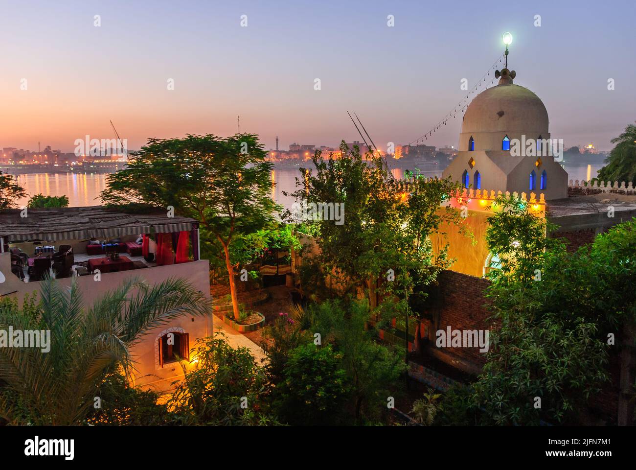 Pequeña mezquita por la noche frente al río Nilo - Luxor, el Alto Egipto Foto de stock