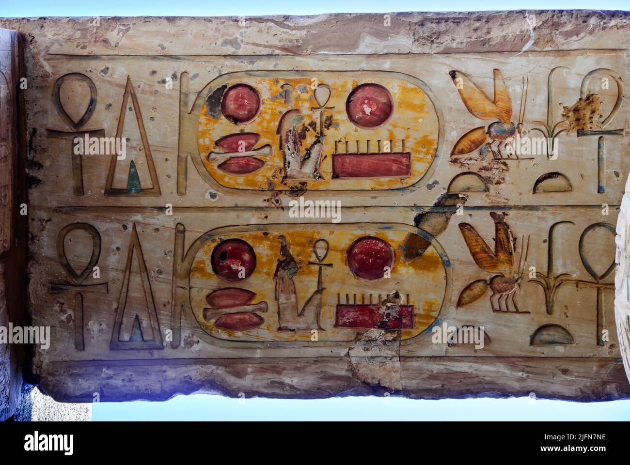 Kartushs pintados de colores - Complejo del Templo de Karnak, Luxor, Egipto. Foto de stock