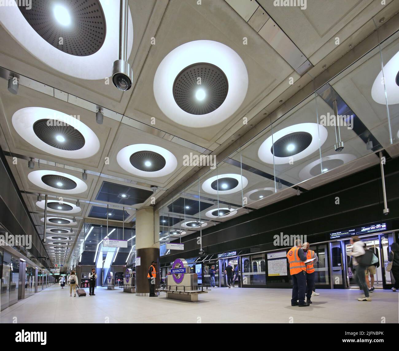 Londres, Reino Unido. Paddington Station en la recién inaugurada red de metro Elizabeth Line (Crossrail). Nivel de plataforma, muestra trenes y escaleras mecánicas. Foto de stock