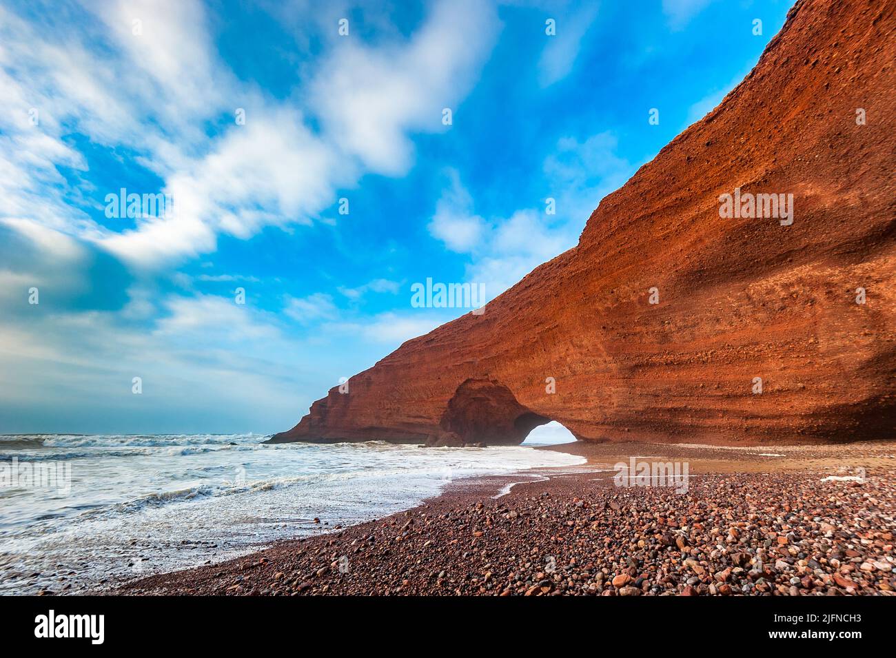 Arcos rojos de la playa de Legzira, Marruecos. Foto de stock
