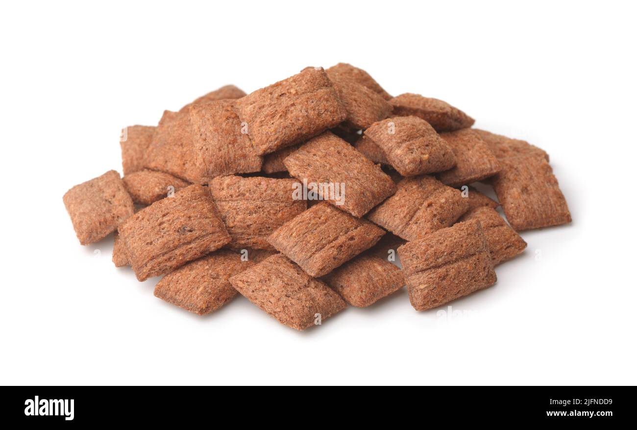 Un montón de almohadas de cereales de chocolate aisladas sobre blanco Foto de stock