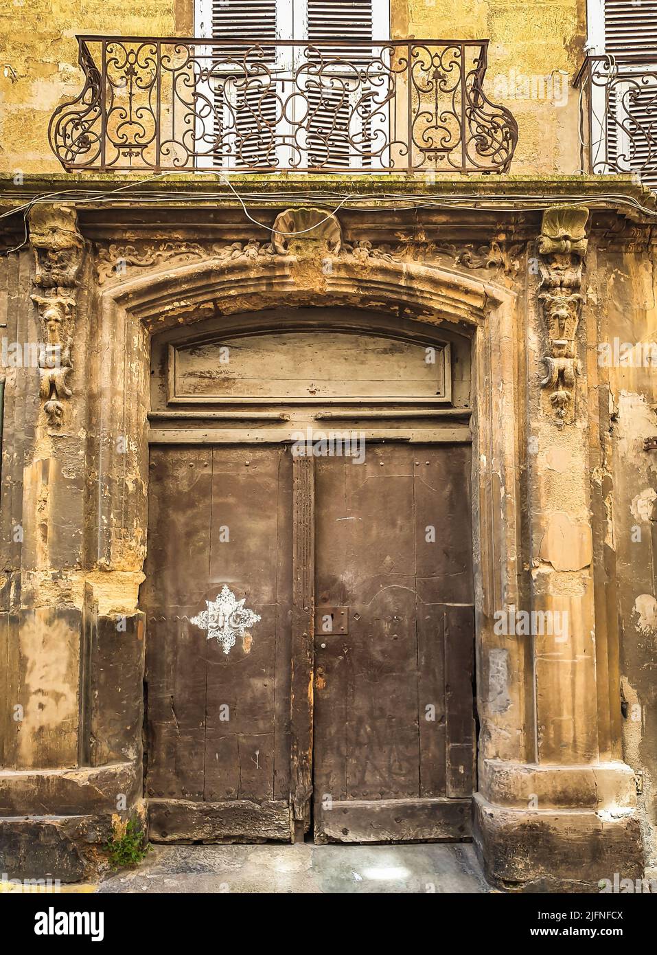 AIX-en-Provence, Francia, mayo de 2022, vista de una puerta de madera de entrada de un edificio antiguo Foto de stock