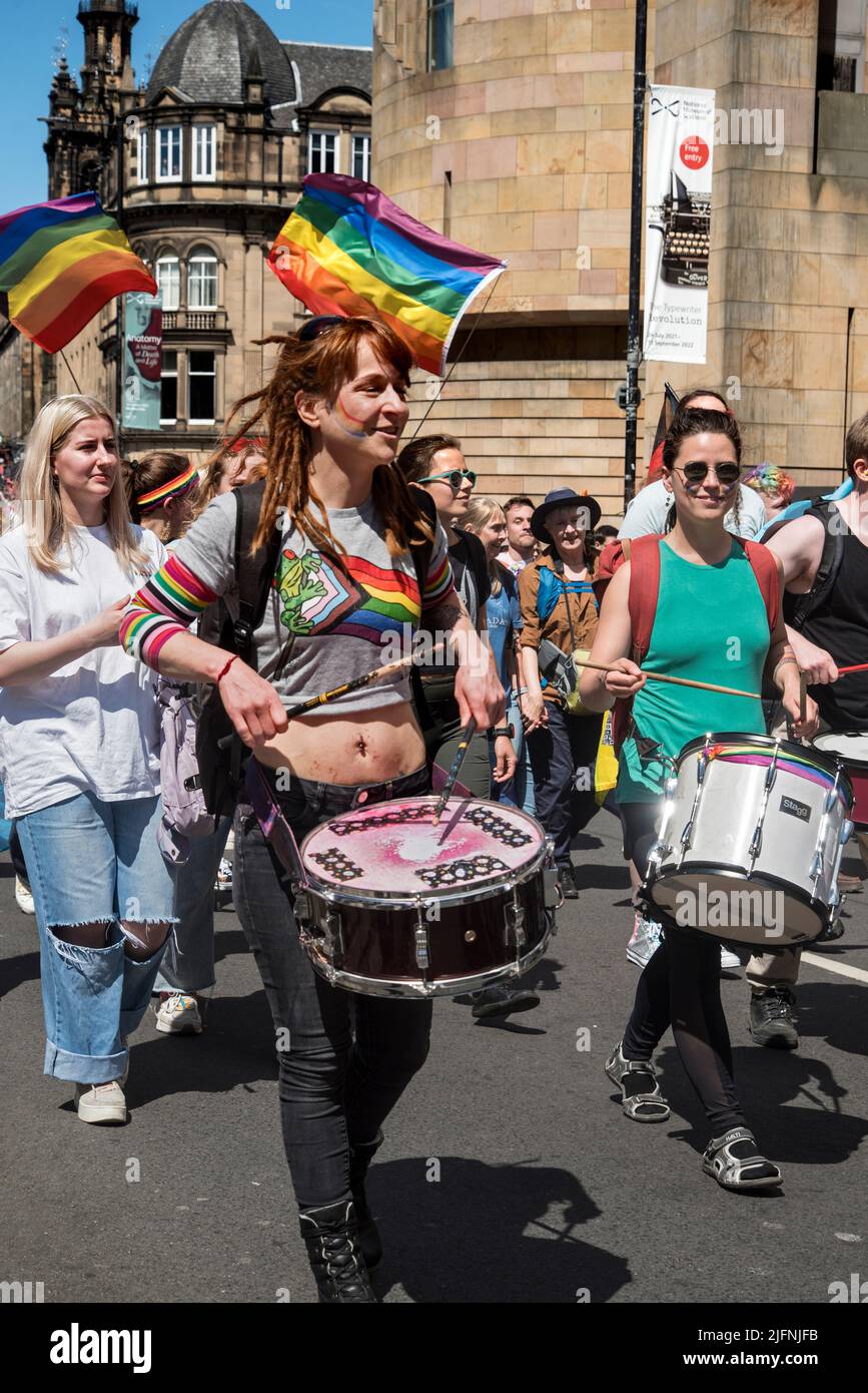 Participantes en el Pride anual de Edimburgo en el puente George IV en el casco antiguo de Edimburgo, Escocia, Reino Unido. Foto de stock