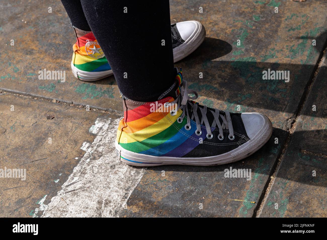 Foto de un par de sneakers Converse de corte alto con arco iris en la  Marcha del Orgullo de Lima, el evento anual de la Marcha del Orgullo de la  ciudad Fotografía