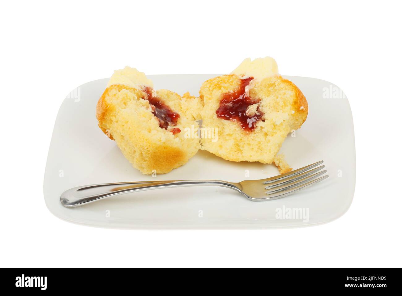 Muffin de esponja Victoria sobre una placa con un tenedor aislado contra el blanco Foto de stock