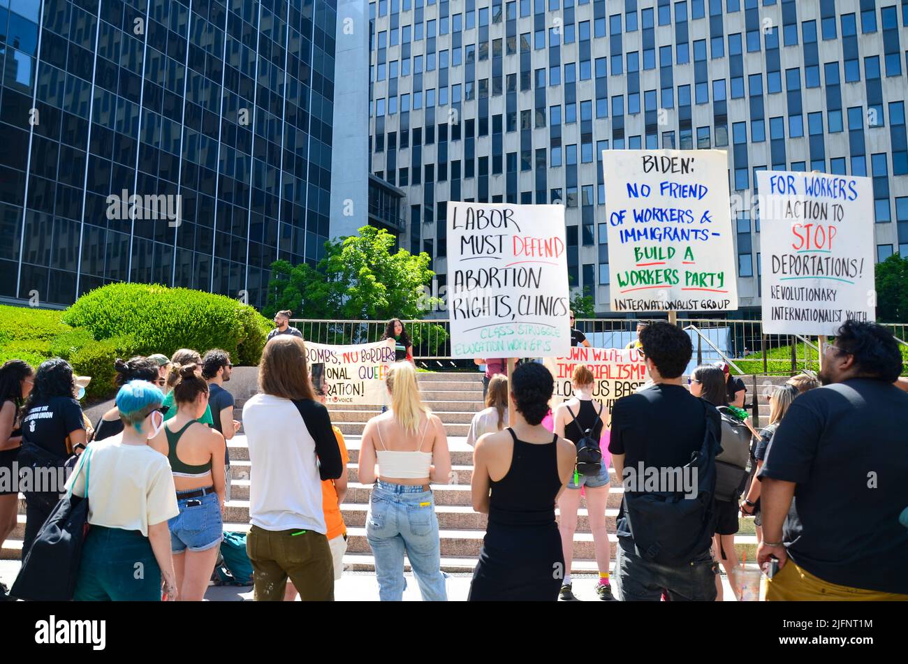 Se ve a activistas exigiendo al gobierno federal que defienda los derechos de aborto frente a Federal Plaza en la ciudad de Nueva York para exigir derechos reproductivos para Foto de stock