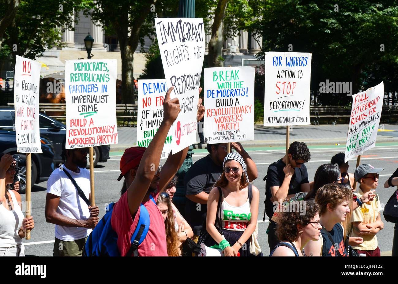 Docenas de activistas se reunieron en Foley Square frente a Federal Plaza en la ciudad de Nueva York para exigir derechos reproductivos para todos los inmigrantes, el 4 de julio de 2 Foto de stock