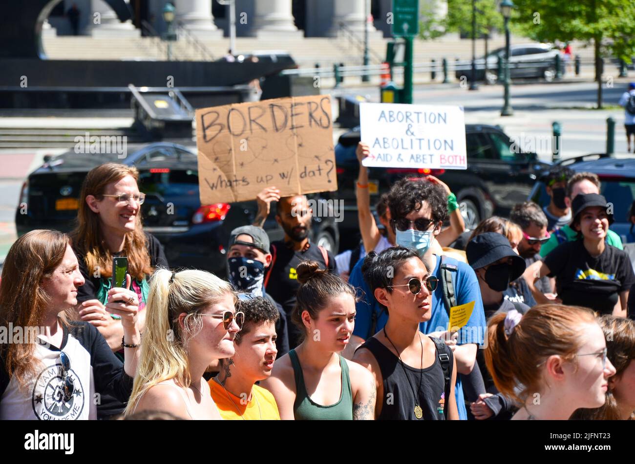 Docenas de activistas se reunieron en Foley Square frente a Federal Plaza en la ciudad de Nueva York para exigir derechos reproductivos para todos los inmigrantes, el 4 de julio de 2 Foto de stock