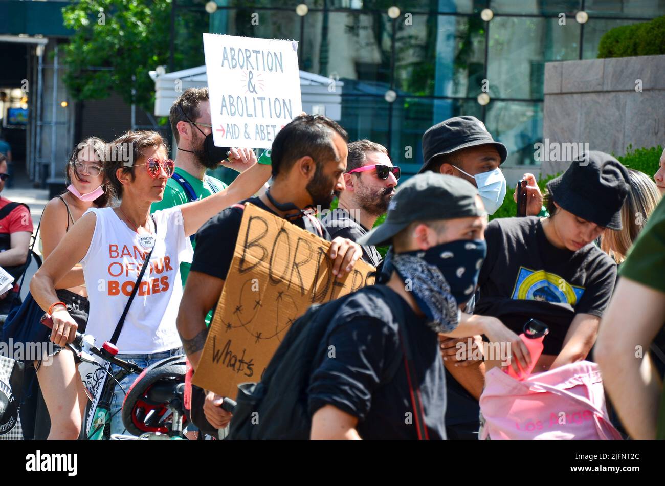 Un participante es visto sosteniendo un cartel frente a 26 Federal Plaza en la Ciudad de Nueva York para exigir derechos reproductivos para todos los inmigrantes, el 4 de julio de 2022. Foto de stock